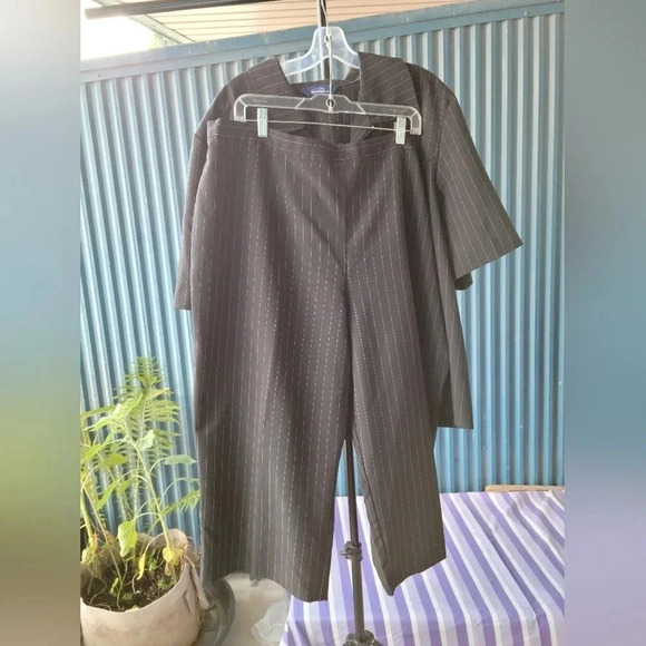 Penningtons Two Piece Pinstripe Pants and Short Sleeve Top Suit size  26 - Picture 3 of 16